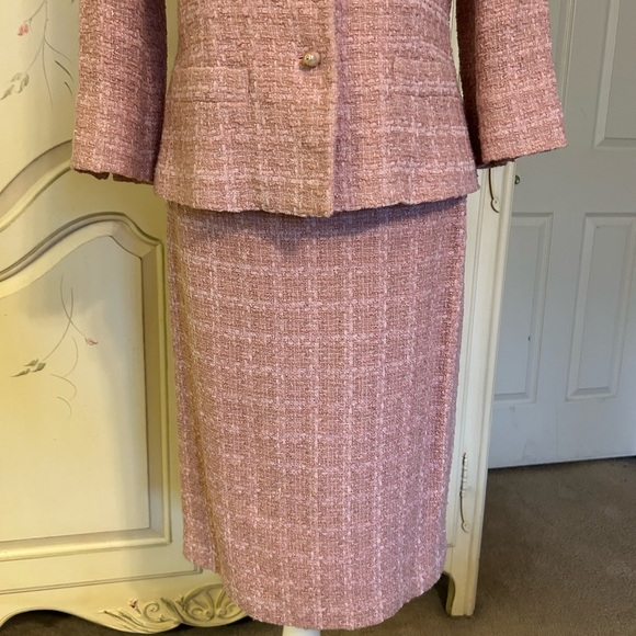 Paule Vasseur of France 3-piece suit, size 40.  Light pink with pearl buttons - Picture 8 of 17
